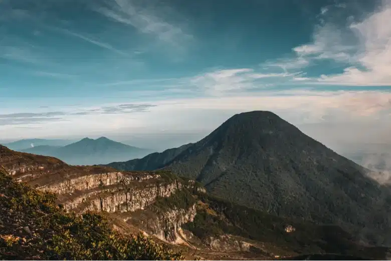 Indahnya Pemandangan Gunung Gede Sebagai Tempat Hiking