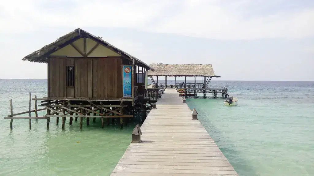 Keindahan Pantai Waiwo Raja Ampat