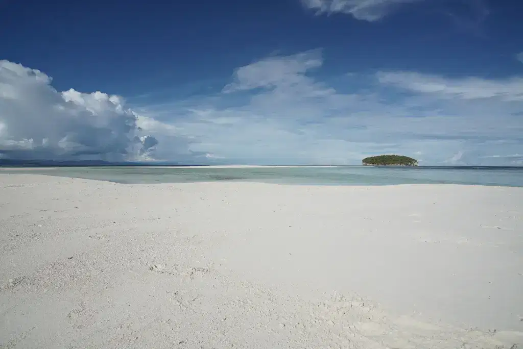 Waktu Terbaik Mengunjungi Pasir Timbul Raja Ampat
