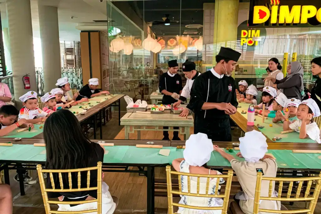 Anak-anak bersemangat mengikuti cooking class Dimpot, belajar membuat makanan tradisional dengan bimbingan instruktur.