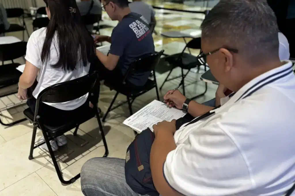 Peserta sedang mengisi formulir pendaftaran dalam acara Donor Darah Rumah Berkat ke 9 di lokasi pelaksanaan.