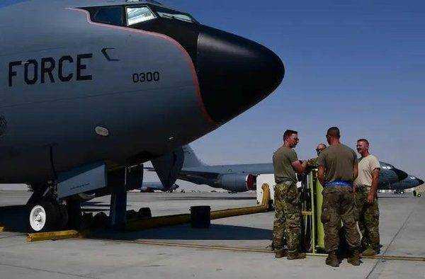 personel angkatan udara as bersiap di dekat pesawat militer kc 135 stratotanker di pangkalan udara al udeid qatar 1773455535630 169