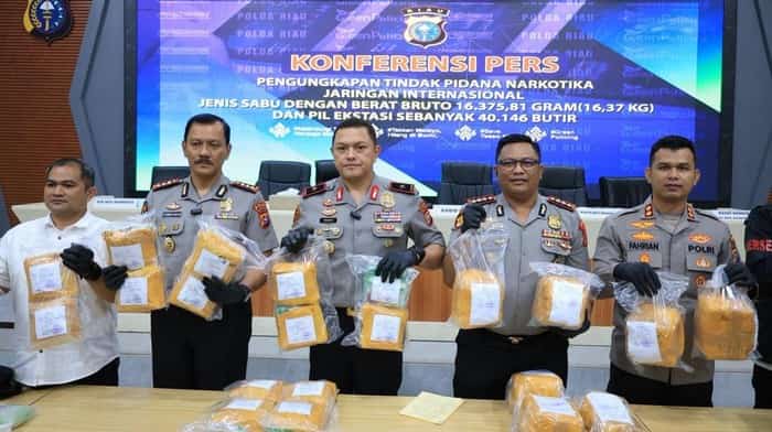 polda riau membongkar jaringan internasional narkoba dan menyita sabu dan ekstasi senilai rp 31 miliar 1774865215236 169