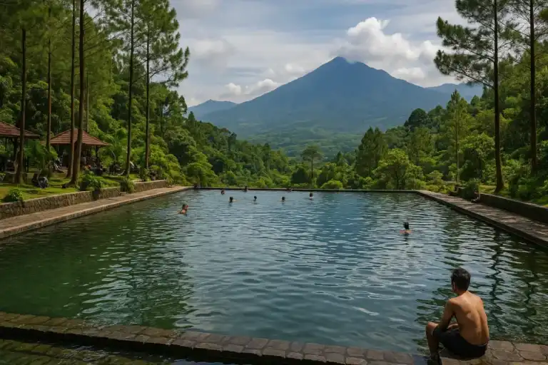 Pengunjung menikmati air segar dari kolam alam di Umbul Sidomukti sambil dikelilingi pepohonan rindang dan udara sejuk pegunungan