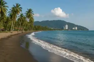 Pantai Padang terkenal karena ombaknya yang stabil dan menjadi destinasi favorit bagi pecinta pantai dan olahraga air.