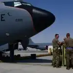 personel angkatan udara as bersiap di dekat pesawat militer kc 135 stratotanker di pangkalan udara al udeid qatar 1773455535630 169