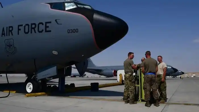 personel angkatan udara as bersiap di dekat pesawat militer kc 135 stratotanker di pangkalan udara al udeid qatar 1773455535630 169