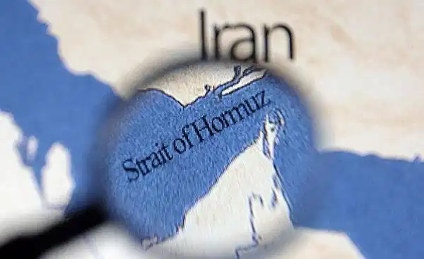 peta yang menunjukkan selat hormuz dan iran terlihat di belakang jaringan pipa minyak cetak 3d dalam ilustrasi reutersdado ruv 1750642131942 169