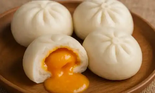 Bakpao telur asin berisi kuning emas.