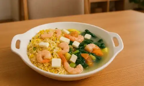 Hidangan Segar dalam Satu Mangkuk: Nikmati Kombinasi Nasi Muifan, Udang, Sayuran, dan Tahu yang Menggugah Selera!