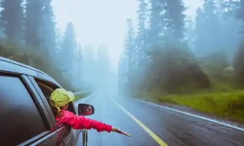 7 Rekomendasi Tempat Wisata Saat Musim Hujan yang Menarik