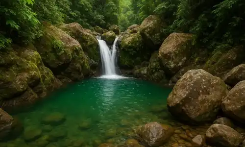 Wisata Air Terjun Leuwi Hejo di Bogor menjadi destinasi favorit bagi pecinta alam.